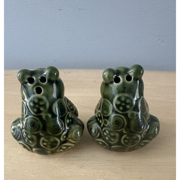 Green Frog Salt and Pepper Shakers Ceramic Sitting Has Stoppers MCM NEW - Picture 4 of 8